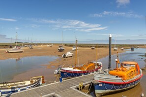 Sea Shanty Cottage, Wells-next-the-Sea: Nearby Wells harbour at low tide