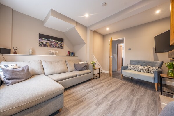 Sea Shanty Cottage, Wells-next-the-Sea: Walking into the ground floor sitting room