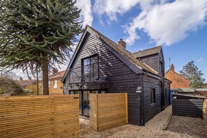 Monkey Puzzle Cottage, Snettisham: Exterior showing parking area and entrance