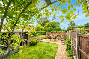 Pond Cottage, Edefield: The pretty enclosed garden