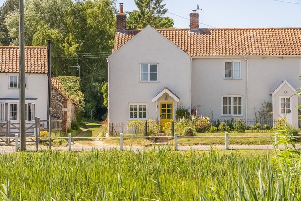 Pond Cottage, Edgefield: A view from the village green