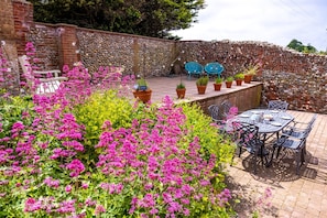 Neptune House, Wells-Next-the-Sea: Private walled tiered garden