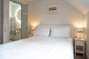 Neptune House, Wells-Next-the-Sea: Master bedroom with en-suite shower room