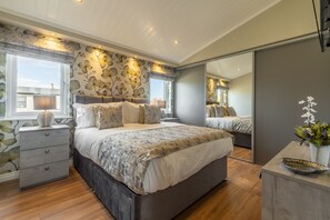 Sandy Toes, Burnham Market: Master bedroom with king-size bed