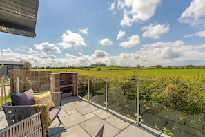 Sandy Toes, Burnham Market: Dine al fresco from the barbecue