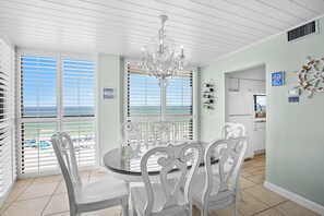 Mainsail 151 Dining Alt