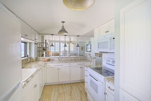 21-Mainsail-151-Kitchen-Alt