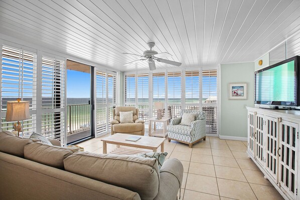Mainsail 151 Living Room