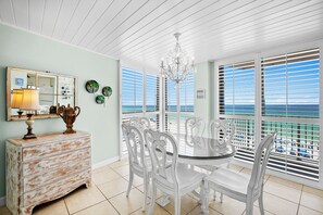 Mainsail 151 Dining
