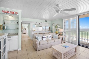 Mainsail 151 Living Room Alt