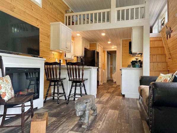 A Riverfront Tiny Home - come lounge in our tiny cozy home by the little river. Welcome to where the Little River Runs.