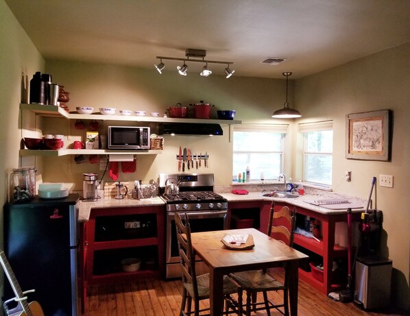 fully stocked kitchen. Keurig style individual coffee maker and a coffee press 