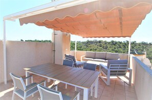 Terrasse solarium superbement aménagée