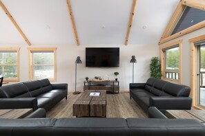 Lazy Moose Cabin Rental (1600)
