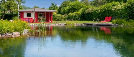 Romantic Wooden Lodge mit großem Naturpool und großer Finnensauna