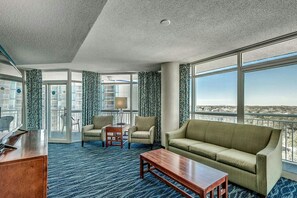 Spacious living room 