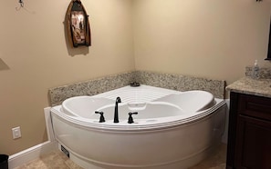 Master Bathroom Jacuzzi tub,, left side