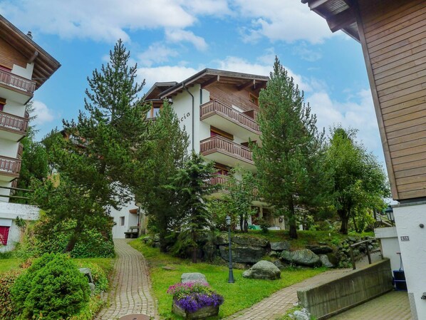 Wolke, Pflanze, Himmel, Gebäude, Eigentum, Grün, Natur, Fenster, Baum, Vegetation