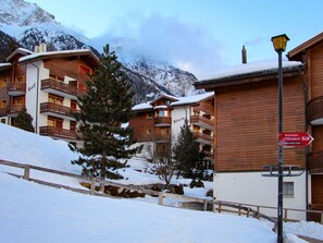 Himmel, Wolke, Gebäude, Schnee, Berg, Eigentum, Fenster, Pflanze, Haus, Steigung