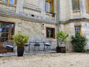 Table, Meubles, Propriété, Comptoir, Vaisselle, Cabinetry, Aliments, Plante, Fenêtre, Chaise