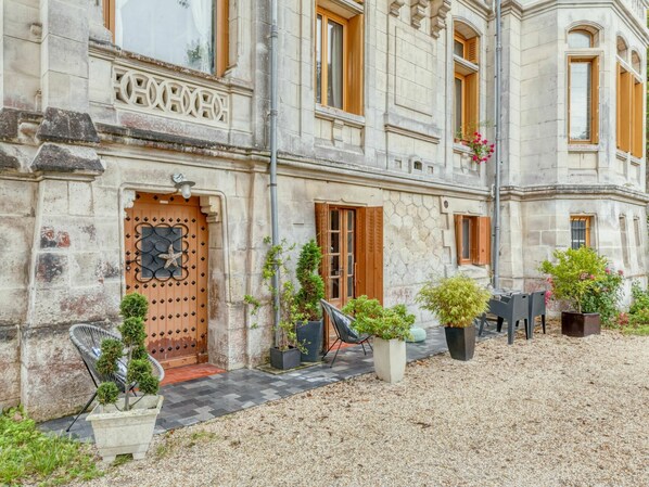 Plant, Window, Flowerpot, Building, Houseplant, Door, Neighbourhood, Flooring, Real Estate