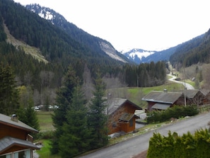 Himmel, Pflanze, Berg, Fenster, Baum, Hochland, Natürliche Landschaft, Haus, Lärche, Steigung