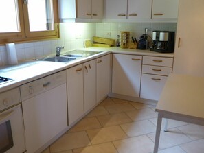 Cabinetry, Zapfhahn, Spüle, Countertop, Möbel, Eigentum, Sinken, Schublade, Küche, Holz