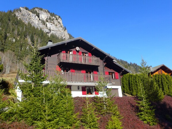 Himmel, Pflanze, Eigentum, Gebäude, Berg, Natürliche Landschaft, Steigung, Vegetation, Baum, Haus