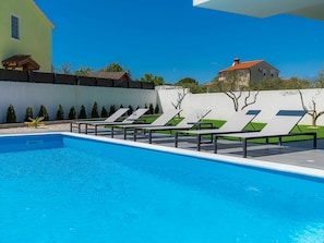 Wasser, Himmel, Pflanze, Eigentum, Gebäude, Schwimmbad, Blau, Azurblau, Schatten, Gartenmöbel