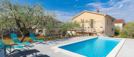 Sky, Plant, Furniture, Property, Cloud, Building, Water, Swimming Pool, Chair, Azure