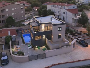 Building, Property, Window, Tree, Urban Design, House, Neighbourhood, Public Space, City, Residential Area