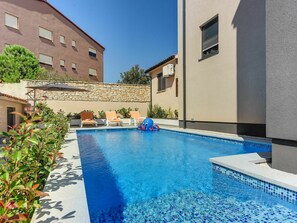 Water, Plant, Building, Property, Daytime, Window, Swimming Pool, Azure, Blue, Sky