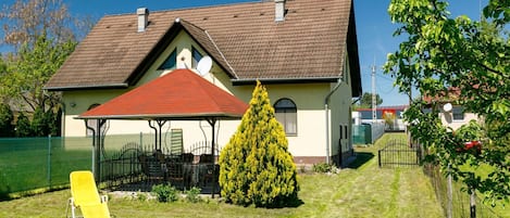 Pflanze, Himmel, Eigentum, Gebäude, Grün, Baum, Haus, Natürliche Landschaft, Grundstueck, Gras