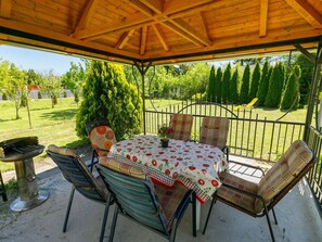 Meubles, Bâtiment, Table, Plante, Chaise, Plante D'Appartement, Ombre, Orange, Design Intérieur, Sol