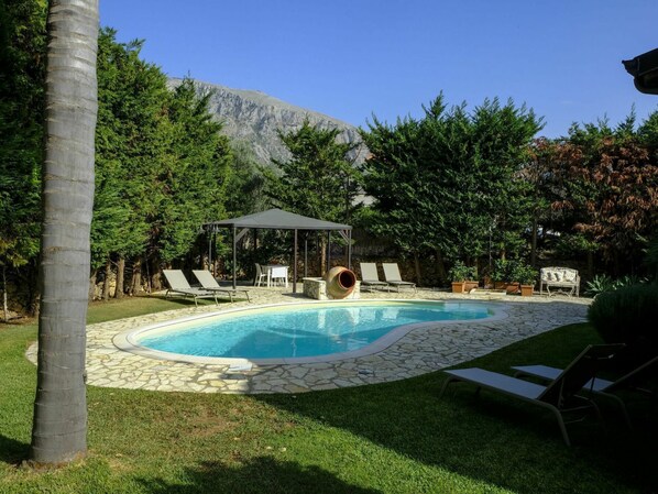 L'Eau, Plante, Ciel, Propriété, Piscine, Bleu Azur, Ombre, Arbre, Mobilier De Jardin, Loisir
