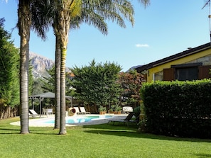 Ciel, Plante, Nuage, Bâtiment, Arbre, Ombre, Lot Terre, Herbe, Végétation, Arecales