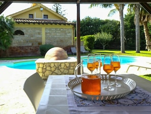 Vaisselle, Propriété, Plante, L'Eau, Table, Aliments, Chaise, Mobilier De Jardin, Bâtiment, Design Intérieur