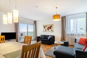 Ferienwohnung, circa 75qm, 1 Schlafzimmer, 1 Wohn-/Schlafzimmer, Südbalkon, max. 3 Personen-Wohnzimmer