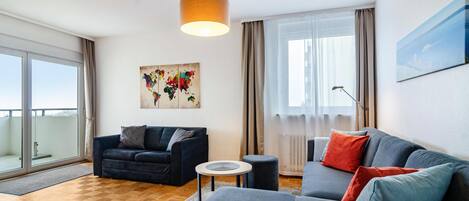 Ferienwohnung, circa 75qm, 1 Schlafzimmer, 1 Wohn-/Schlafzimmer, Südbalkon, max. 3 Personen-Wohnzimmer mit Südbalkon
