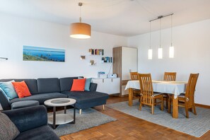 Ferienwohnung, circa 75qm, 1 Schlafzimmer, 1 Wohn-/Schlafzimmer, Südbalkon, max. 3 Personen-Wohnzimmer mit Essbereich