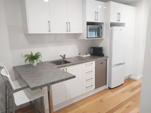 Kitchen and breakfast bar