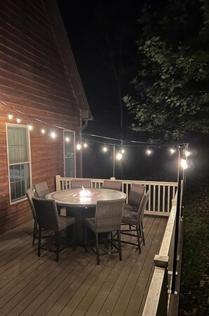 Firepit Table on the Back deck - Seats 8