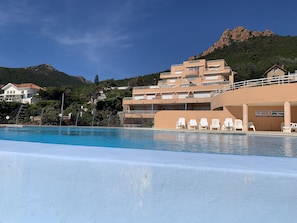 piscine à débordement chauffée