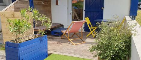 Terrasse  avec bain de soleil, chiliennes, table d'extérieure et chaises