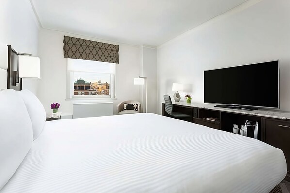 Unit with 1 King size bed. Exact unit will be assigned upon arrival. Views, colors and decor may vary.