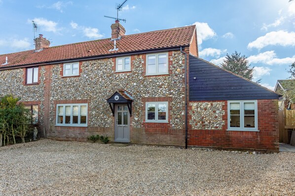The Sidings, Docking: This immaculate and stylish semi-detached property is located only four miles from the beach at Brancaster