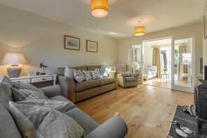 The Sidings, Docking: Lovely spacious sitting room with gas stove effect fire