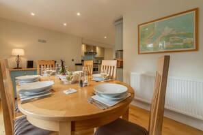 The Sidings, Docking: The dining table has seating for six