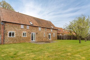 The Big Barn, Snettisham: Enclosed garden