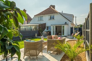 Tide Cottage, West Runton: Enclosed garden with outdoor furniture